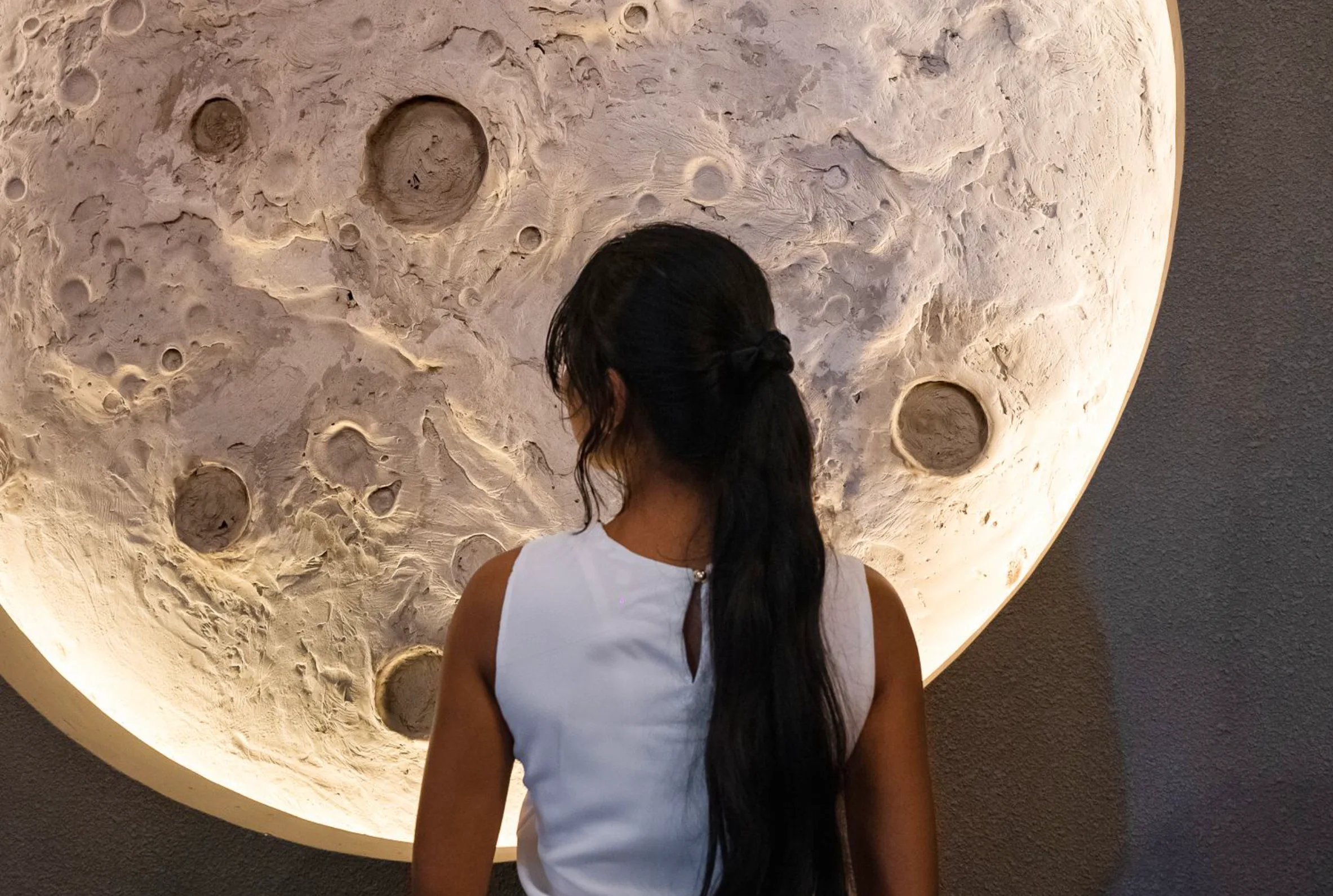 Moon Lounge — 400 sqm full interior, bespoke art walls TEXTURA